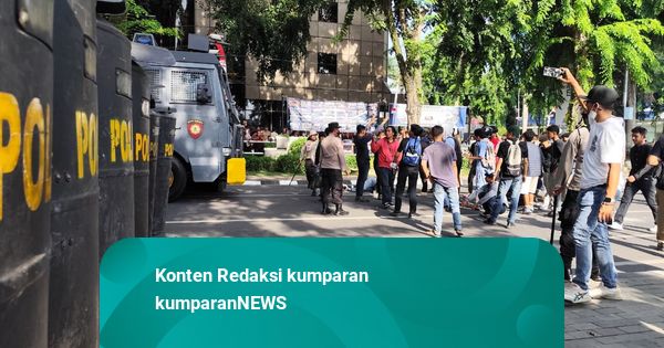 Demo di Depan DPRD Sumut Ricuh: Massa Lempar Batu, Polisi Tembakkan Water Cannon