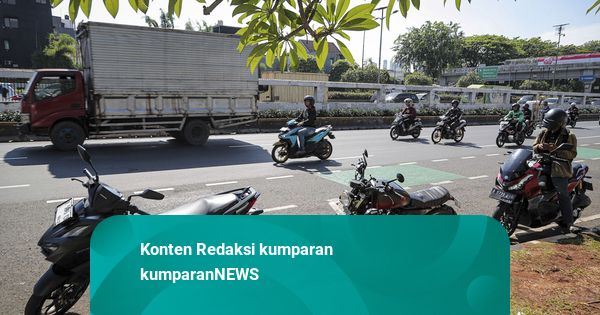 Foto: Demo Buruh di Depan DPR, Jalan Gatot Subroto Ditutup