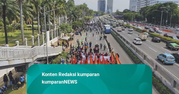 Massa Demo Buruh Mulai Padati Depan Gedung DPR, Jalan Gatot Subroto Ditutup