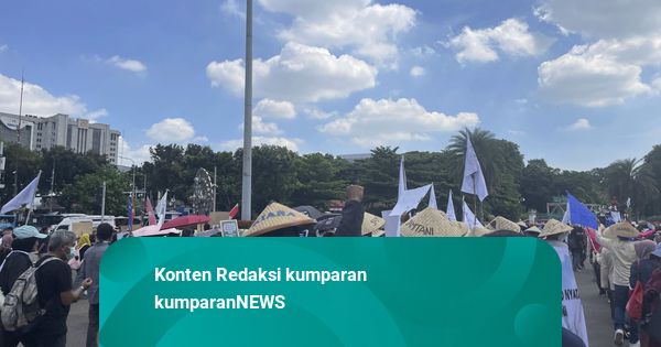 Massa Bertopi Caping Padati Patung Kuda: Suarakan Keadilan untuk Iklim