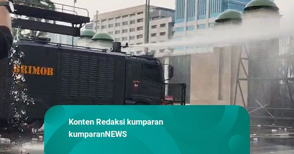 Polisi Tembakkan Water Cannon Bubarkan Massa di Depan Gerbang DPR