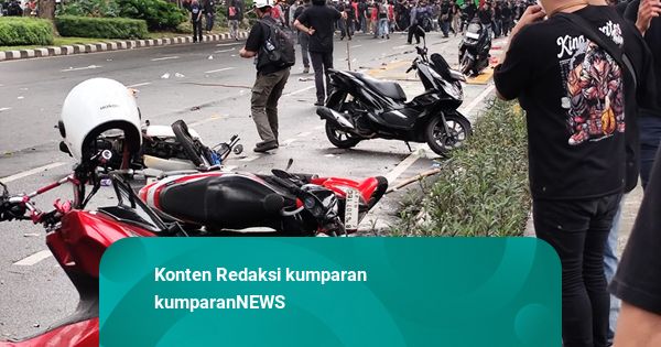 Ricuh Demo DPR: Motor Dirusak di Depan Kemenpora, Polisi Blokade Jalan Gelora