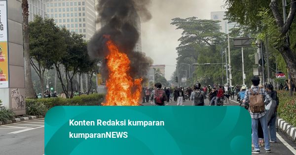 Massa Demo di DPR Bergerak ke Jalan Asia-Afrika, Water Barrier-Spanduk Dibakar