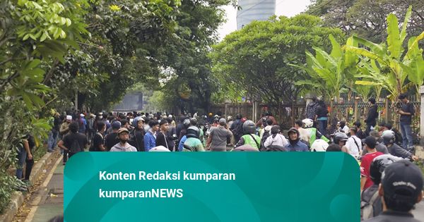 Palmerah ke Pejompongan Ditutup: Batu Berterbangan, Gas Air Mata Ditembakkan