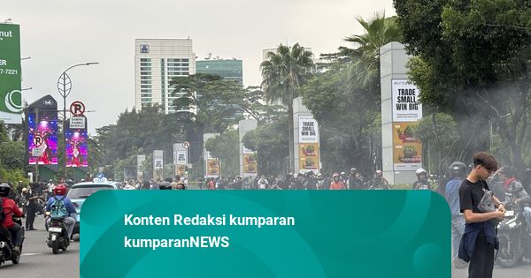 Polisi Sekat Jalan Sekitar GBK, Kendaraan dari Plaza Senayan Diputar Balik