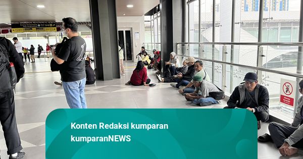 Imbas Demo Ricuh, Penumpang Ngemper di Stasiun Tanah Abang, Tunggu Peron Dibuka