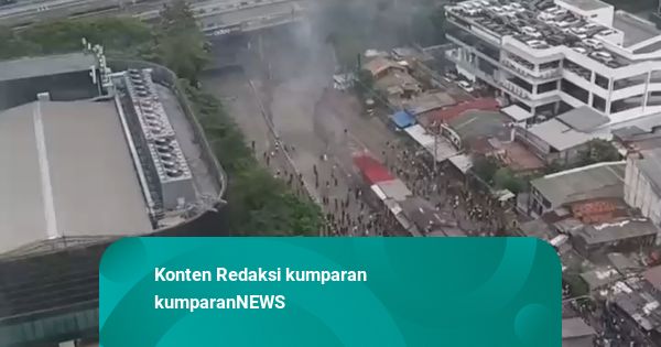 Saat Massa Demo di Pejompongan Dibubarkan Polisi