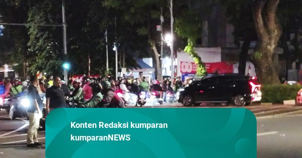 Massa Demo Masih Ricuh di Jalan Asia Afrika, Pengendara Jalan Memutar Balik