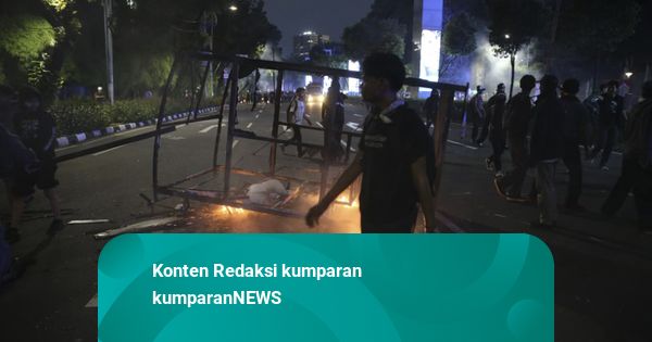 Foto: Demo di DPR Meluas ke Kawasan Senayan, Polisi Pukul Mundur