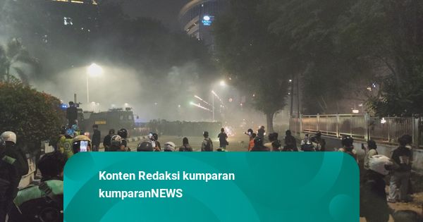 Polisi Pukul Mundur Massa Demo yang Masih Bertahan di Jalan KS Tubun