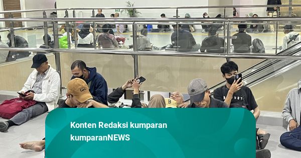 Penumpang KRL di Tanah Abang Makin Menumpuk Imbas Demo, Ada yang Tidur di Lantai