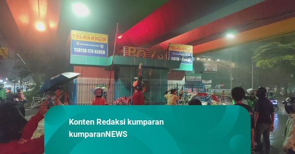 Massa Ojol Rusak Pos Polisi di Perempatan Pasar Senen-Kwitang