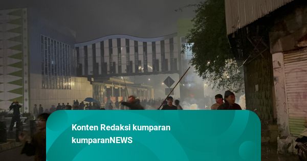 Pasar Senen Masih Panas, Massa Lempari Brimob yang Coba Urai Massa