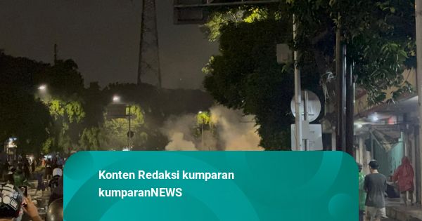 Foto: Massa kembali Datangi Mako Brimob Polda Metro, Gas Air Mata Ditembakkan