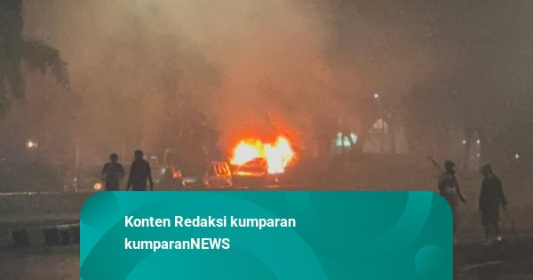 Massa Bakar Mobil yang Terparkir di Depan Mako Brimob Polda Metro