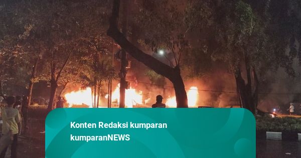Rusuh di Depan Mako Brimob Polda Metro Jaya: 8 Mobil Dibakar