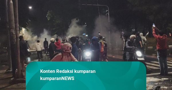 Menjelang Pagi Massa Masih Bertahan di Mako Brimob PMJ, Ditembaki Gas Air Mata