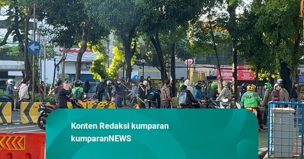 Massa Masih Bertahan di Sekitar Mako Brimob Kwitang, Lalin Masih Ditutup
