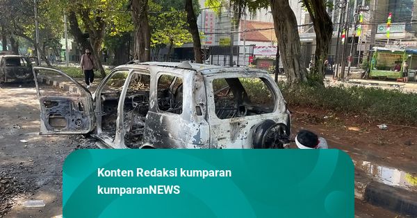 Massa Copoti Besi Mobil yang Terbakar Imbas Demo di Kwitang