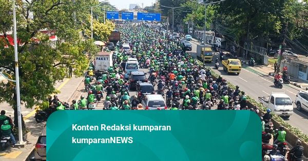 Foto: Ojol Hijaukan Sudirman, Antar Jenazah Affan ke Peristirahatan Terakhir