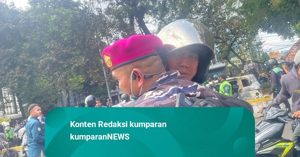 Momen Massa Peluk dan Salami TNI yang Amankan Demo di Mako Brimob Kwitang