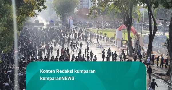 Massa Demo di Gedung Grahadi Surabaya Ricuh, Polisi Tembakkan Gas Air Mata