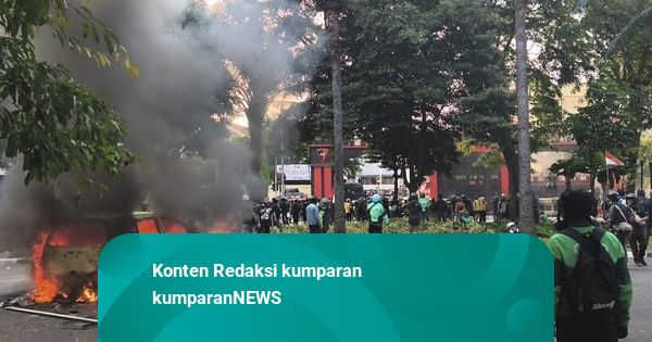 Saat Massa Mulai Bakar Mobil di Depan Mako Brimob Kwitang