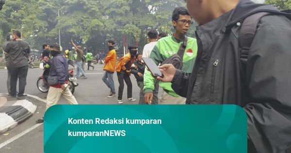 Demo di Depan Polda Jateng Ricuh, Massa Lempar Batu hingga Molotov