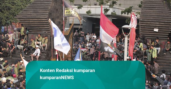Irjen Asep Adi Temui Mahasiswa yang Demo di Polda Metro