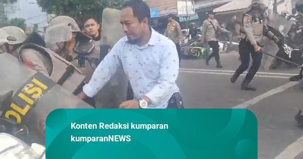 Demo di Karawang Ricuh, Polisi Tembakkan Gas Air Mata dan Amankan Massa