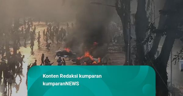 Ricuh Demo di Gedung Grahadi Surabaya, Sejumlah Motor Terbakar
