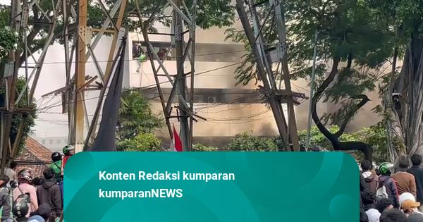 Gedung di Jakarta Pusat Terbakar di Tengah Demo Ricuh Kwitang