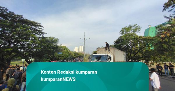 Demo di Makassar: Massa Bakar Ban-Blokir Jalan, Akses Trans Sulawesi Lumpuh