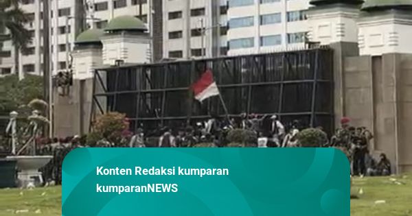 Demo di Depan DPR: Massa Masuk ke Halaman, Tol Dalam Kota Dialihkan