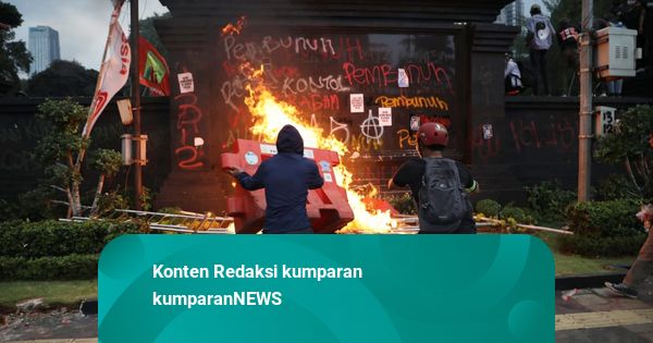Foto: Massa Demo di Polda Metro Masih Bertahan, Bakar Pembatas Jalan-Pos Lantas