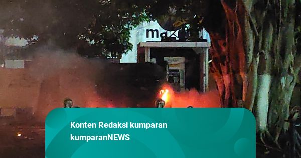 Sidang Pertama Perdana Arie 'UNY': Didakwa Bakar Tenda Polda DIY Saat Demo