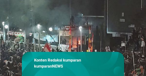 Demo di Polda Metro: Hujan Deras Mengguyur, Pos Polisi Dibakar