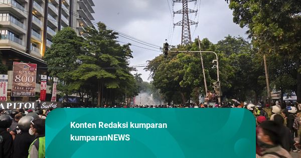 Polisi Tembakkan Gas Air Mata, Massa di Mako Brimob Kwitang Berlarian