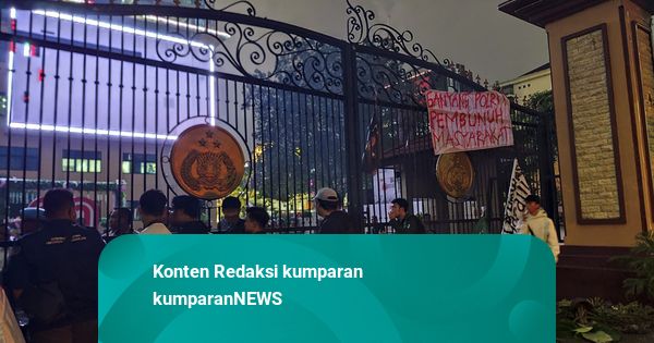 Massa Demo di Mabes Polri Bubarkan Diri, Merapat ke Polda Metro
