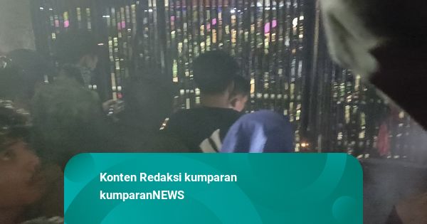 Tak Kunjung Dibuka, Massa Gerinda Pagar DPR