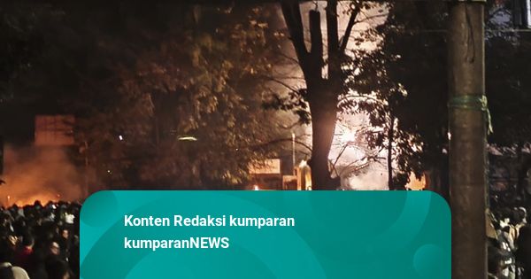 Massa Bakar Pembatas Jalan, Kasur hingga Videotron di Depan Gerbang DPRD Jabar