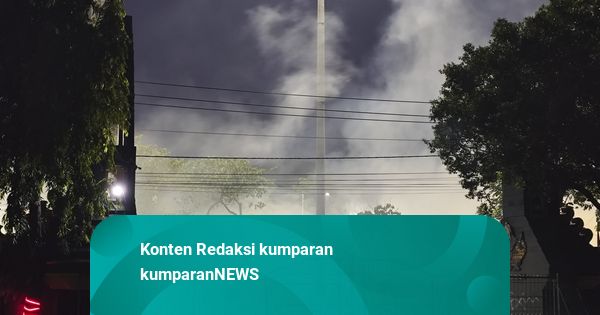 Polisi Terus Tembakkan Gas Air Mata di Semarang, Demonstran Tetap Bertahan