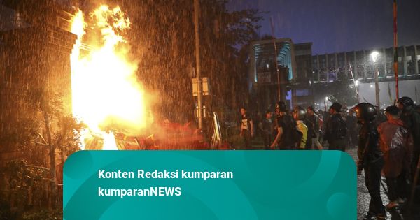 Pendemo Lempar Bom Molotov ke Polda Metro, Polisi Halau Pakai Water Cannon