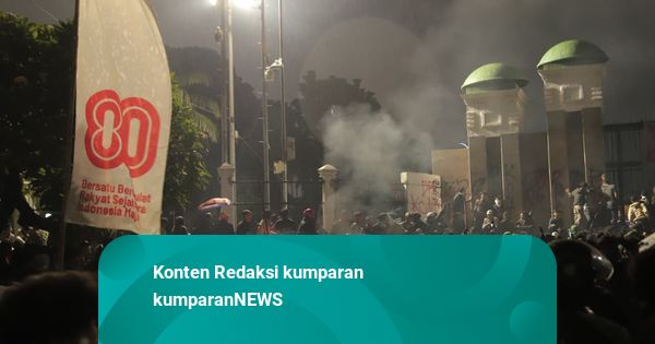 Foto: Massa Demo Bertahan di DPR, Api Masih Berkobar