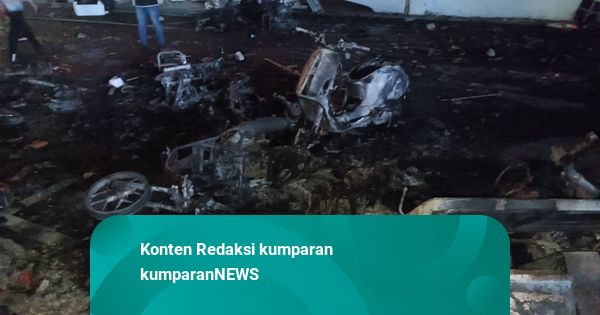 Pasrahnya Erwin, Motornya Terbakar saat Demo di Gedung Grahadi Surabaya