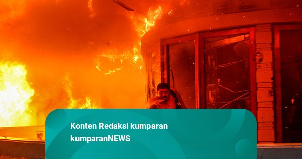 Foto: Demo di Depan DPRD Jabar Memanas, Massa Bakar Wisma MPR