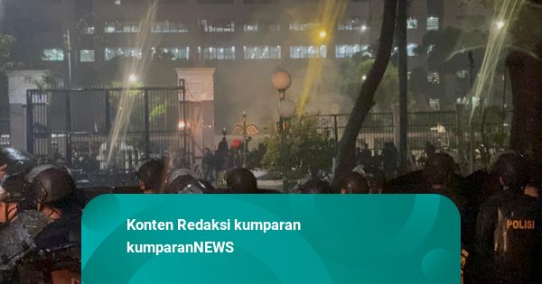 Massa Robohkan Pagar DPR dan Terobos Masuk, Ditembaki Gas Air Mata