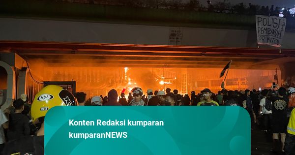 Foto: Halte TransJ Depan Polda Metro dan Pasar Senen Sentral Dibakar Massa