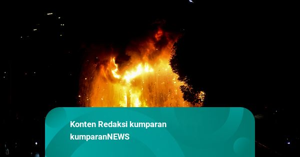 Foto: Gerbang Tol Pejompongan Dibakar Massa