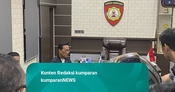 Sri Sultan HB X Datangi Polda DIY di Tengah Aksi Demo